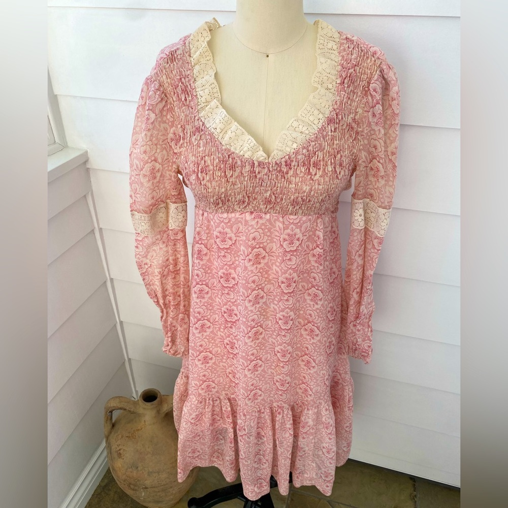 Vintage Sweet Floral Print Pink & Cream Lace Smocked 1970’s Dress